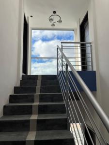 克萨尔特南戈Apartamento en Condominio Privado的大楼内的楼梯,享有天空美景