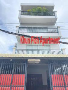 暹粒Khun Pich Apartments的一座带标志的富贵公寓楼