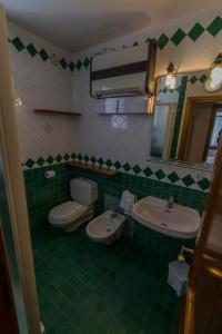 萨帕达RESIDENCE-RESORT BORGO AL SOLE的浴室设有2个水槽、卫生间和镜子。