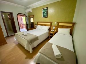 格拉玛多格拉玛朵酒店的酒店客房设有两张床和窗户。