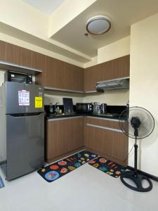 马尼拉Le 10 The Radiance Manila Bay的一楼设有带冰箱和风扇的厨房