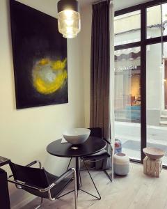 瓦朗斯Serene Sixteen - Valence Centre Ville的一间带桌椅和绘画的用餐室
