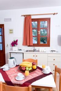 林都斯林都斯阿纳斯塔西娅一室公寓的厨房配有水果和蔬菜桌