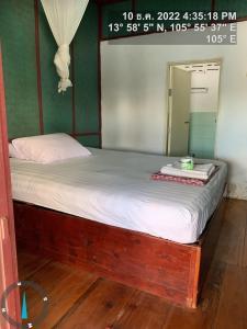 Muang KhôngPa Kha Guesthouse的一张位于房间的床,上面有镜子