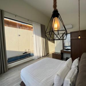 塔伊夫اكواخ سنتارا الريفيه的一间卧室设有一张床和一个大窗户