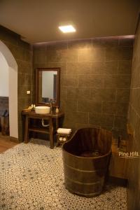 萨帕Sapa Pine Hill Eco Lodge的带浴缸和盥洗盆的大浴室