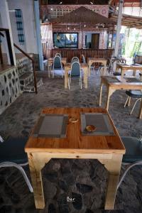 库德岛Hill Station Hostel at Chor Chaba的配有桌椅的木桌