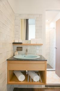 曼谷Ago Hotel Chinatown的一间带水槽和镜子的浴室