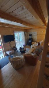 库普雷斯Planinska brvnara的小木屋内带沙发的客厅
