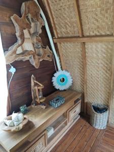BaingWajonata Sumba的享有木屋内客房的内部景致