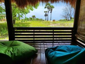 BaingWajonata Sumba的卧室设有海景窗户。