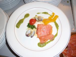 圣莱奥纳尔多因帕西里亚Hotel Gurschler的一块食物,包括肉类蔬菜和蘑菇