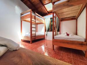 圣塔特蕾莎海滩ICO Living Hostel的一间卧室配有两张双层床。