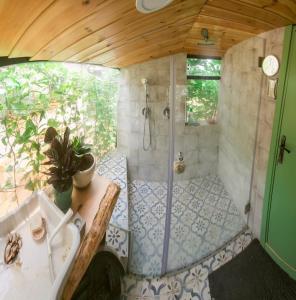 ‘En SaridBoutique bus的带淋浴和盥洗盆的浴室