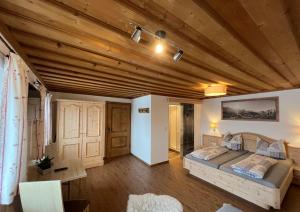莱奥冈Pöchtlhof的一间卧室设有一张床和木制天花板