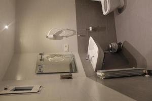 毕尔巴鄂马诺利高级旅馆的一间带卫生间和镜子的浴室