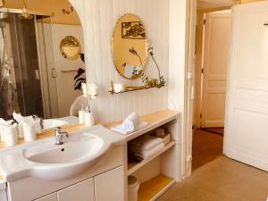 布朗托姆Villa Medicis的白色的浴室设有水槽和镜子