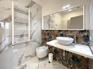 西尔米奥奈Villa Pensione Mercedes的一间带水槽和镜子的浴室