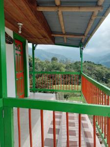 萨兰托Hostal Bamboo的阳台享有红色门的景色
