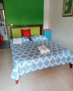萨兰托Hostal Bamboo的一间卧室配有一张床,上面有两条毛巾