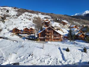 圣沙夫雷Les Mélèzes的雪中滑雪小屋的空中景致
