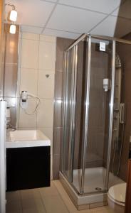 坎博斯晨星酒店的带淋浴、盥洗盆和卫生间的浴室