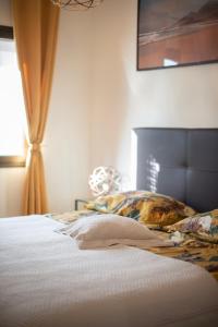 卡勒达德福斯特Villa Chocolate的一间卧室配有一张带枕头和窗户的床