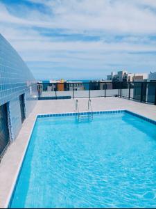 马塞约Apartamento Vernazza的建筑物屋顶上的游泳池