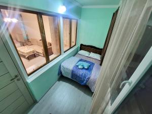埃里温Sunny Apartment close to Erebuni mall的一间小卧室,配有床和窗户