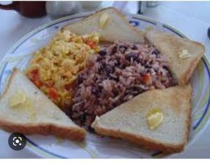 莫约加尔帕Hospedaje Hefziba的包括肉、鸡蛋和烤面包的食品
