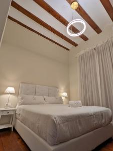 瓦伦西亚Catalina Suites的卧室配有白色的床和白色天花板