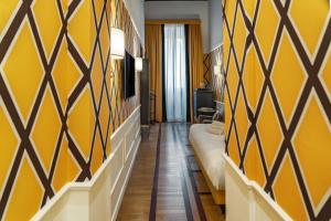 罗马Il Campo Marzio的酒店客房,设有黄色的墙壁和沙发