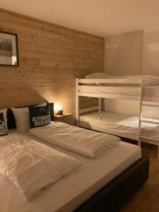 比希尔巴赫比希尔巴赫度假屋的木墙客房的两张双层床