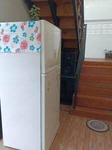 Ban Pong Nuaไร่ดง โฮมเสตย์的配有床的客房内的小冰箱