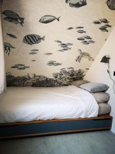 内斯Lanterfant的一间卧室,墙上有鱼