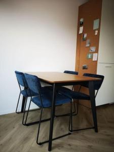 内斯Lanterfant的一张木桌,上面摆放着两把蓝色椅子