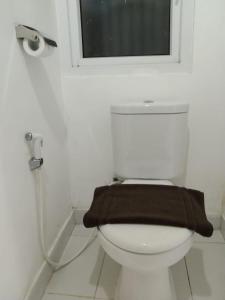 当格浪SMART Dream Inn的浴室设有卫生间,配有棕色毛巾