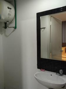 当格浪SMART Dream Inn的浴室设有白色水槽和镜子