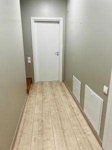沃伦塔里TOP PROPERTIES AND HOME的走廊上设有白色门,铺有木地板