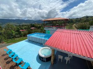 PapagallerosFinca Villa Maju的一个带游泳池和红色屋顶的度假胜地