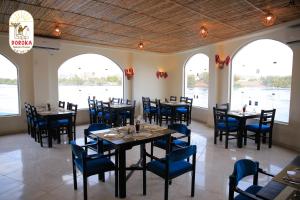 ShellalDoroKa Nubian House的用餐室设有桌椅和窗户。