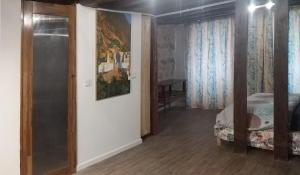 巴黎HAUSSMANN ESPACE的卧室配有一张床,墙上挂有绘画作品