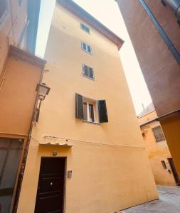 比萨San Ranieri Tiny Tower的一座高大的建筑,有门和窗户