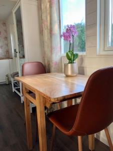 BroAnnehill i Bro的一张带椅子的木桌和花瓶