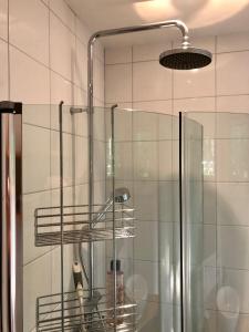 BroAnnehill i Bro的带淋浴的浴室和玻璃淋浴间