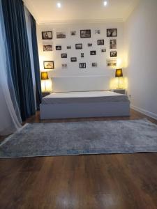 巴库Mardakan Villa的一间卧室配有床和一张带照片的墙壁
