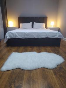 巴库Mardakan Villa的卧室配有一张铺有白色地毯的床。