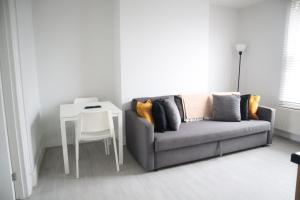 South NorwoodTwelve Thirty Serviced Apartments - 2 Croydon的客厅配有沙发和桌子