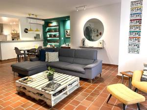 巴拿马城AmazINN Places Casco Viejo Casa Espanola的客厅配有沙发和桌子