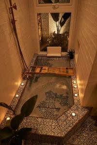 巴拿马城AmazINN Places Casco Viejo Casa Espanola的享有上方景色的浴室,铺有瓷砖地板